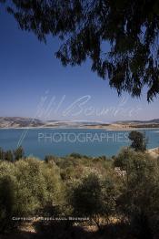 Image du Maroc Professionnelle de  Le barrage Oued El Makhazine, conçu pour le développement et  l'irrigation du périmètre du Loukkos. Ainsi les champs situés dans le triangle Ksar El Kébir, Larache, Moulay Bouselham profitent de cette infrastructure. Cette importante réalisation située sur El Oued Loukkos sert à la régularisation inter annuelle des débits tout en formant une protection contre les crues, au Jeudi 1er Septembre 2005 à cette datte le barrage dispose 309 Million de M3. (Photo / Abdeljalil Bounhar)